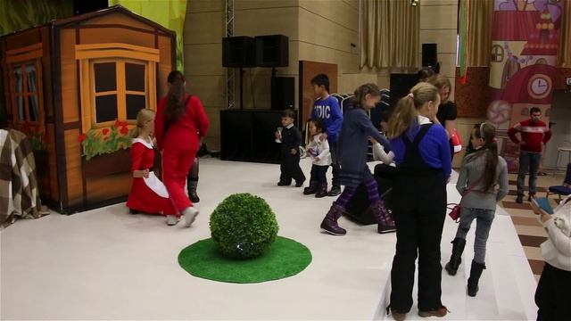 Мирослава Карпович в роли Красной шапочки в Южно-Сахалинске. смотреть онлайн