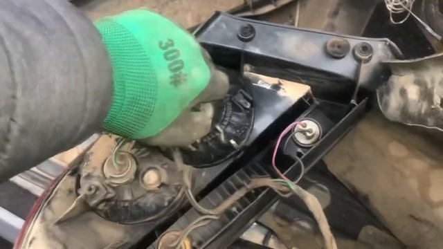 Как поменять лампочку в заднем фонаре на автомобиле Mitsubishi Lancer 9 1.6 смотреть онлайн