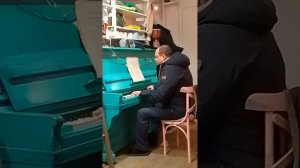 Прохожий  сыграл в кафе на пианино  'До скорого брат»