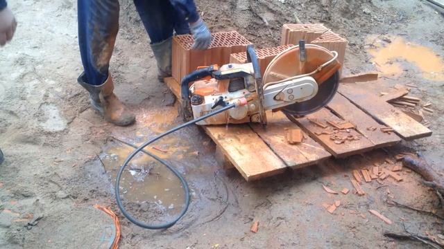 Как разрезать керамический блок поризованного камня бензорезом. смотреть онлайн