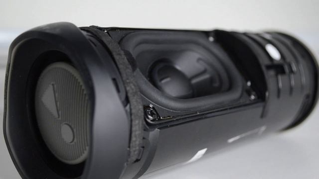 Колонка JBL FLIP 5 LFM 60% Bass Test РЕАКЦИЯ НА ПЕСНИ МОЛОДОЙ ГАНГСТЕР смотреть онлайн