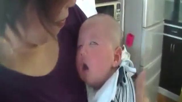 Мама убаюкивает ребенка! смотреть онлайн
