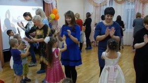 Танец с мамами в детском саду. Старшая группа.