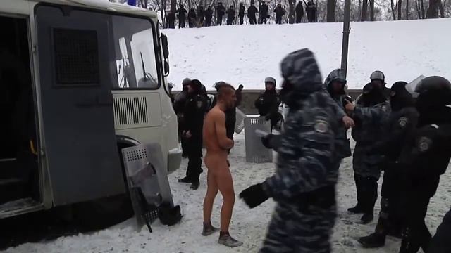 Бойцы Беркута издеваются над демонстрантом смотреть онлайн