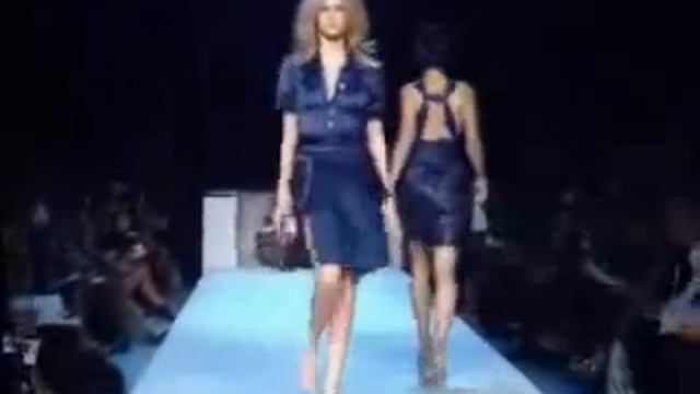 Angela Lindvall at Louis Vuitton Spring/Summer 2004 смотреть онлайн