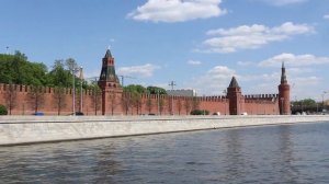 Вид на Кремль со стороны Кремлевской набережной.