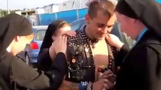 Монашки поймали крастера смотреть онлайн