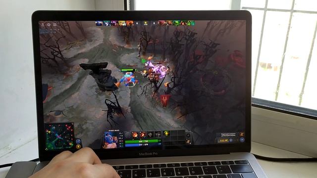 Играю в Dota 2 на Macbook Pro 13 Model A1708 смотреть онлайн