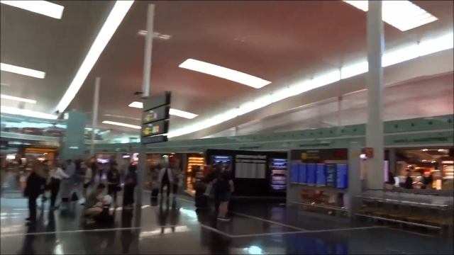 Barcelona El Prat International Airport Arrival Hall смотреть онлайн