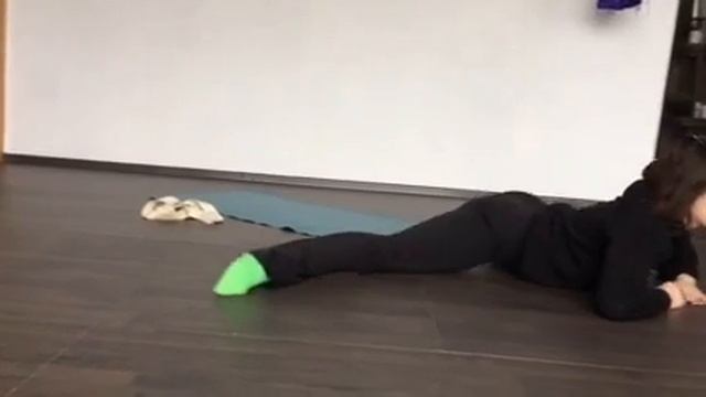 Упражнение для растяжки на поперечный шпагат. смотреть онлайн