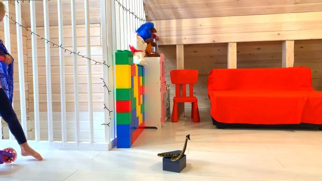 Ева и мама играют с питомцами и устроили домашний зоопарк смотреть онлайн