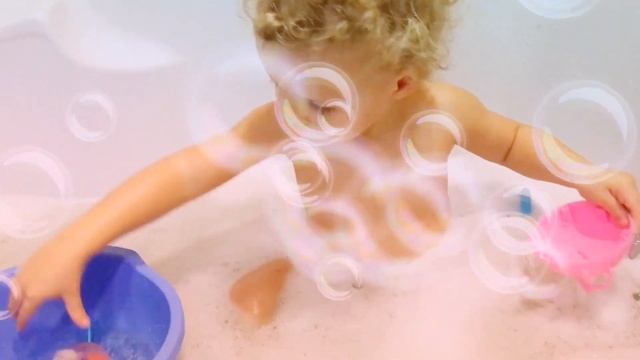 Игры в ванной. Играем в пенке лейкой, заводной рыбкой и рыбалкой. Ловим рыбку смотреть онлайн