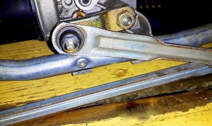 Ремонт трапеции дворников подручными средствами на Рено Меган