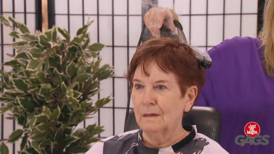 Curling Iron Burn Prank смотреть онлайн