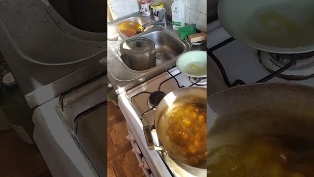 22.08.2022 Кот просит еду..а я тут варенье варю .хе хе / Началось в колхозе утро смотреть онлайн