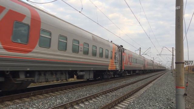 Электровоз ЭП2К-121 с приветливым машинистом и поездом №1 "Россия" смотреть онлайн