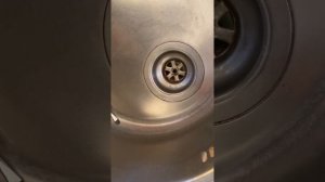 Как выкрутить винт , болт чтобы снять сифон с раковины