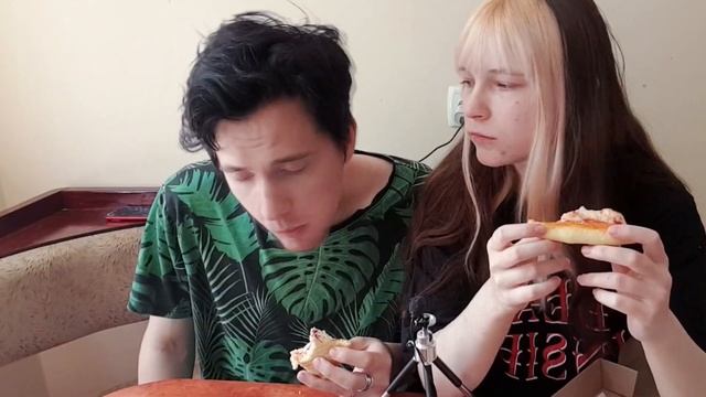 Очень вкусно кушаем пиццу смотреть онлайн