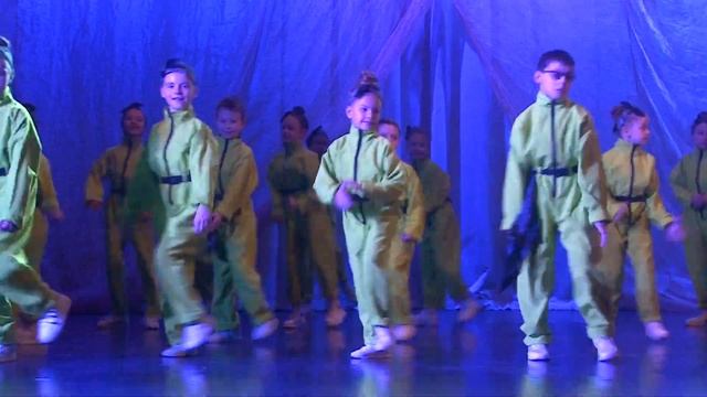 Младшая группа Образцового хореографического ансамбля "Шик" - "Прекрасное далеко" смотреть онлайн