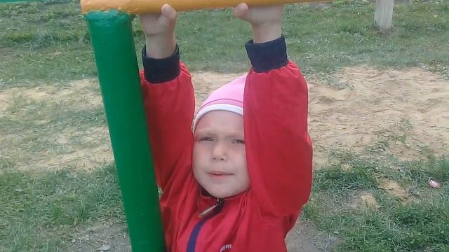 Как мы гуляем... Ника показывает свой трюк на велике... смотреть онлайн