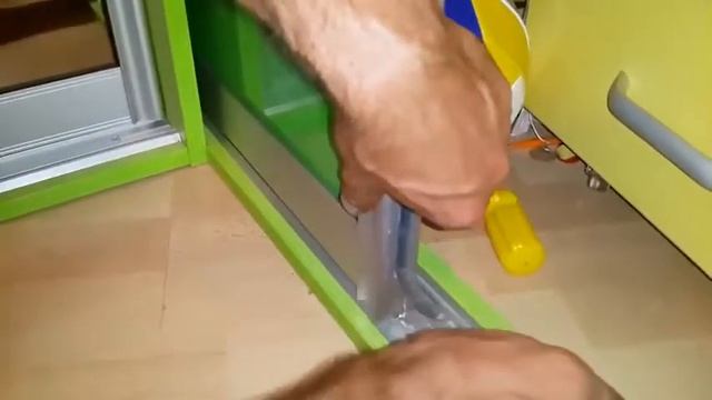 как самому отрегулировать дверь в шкафу купе / How to adjust the door in the closet смотреть онлайн