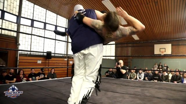 Goliath vs Homeless Tom | Slow Motion Clip | Dockers Revolution 2020 смотреть онлайн