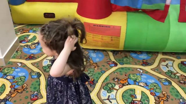 Стешаня прыгает на батуте, весело проводим время. смотреть онлайн