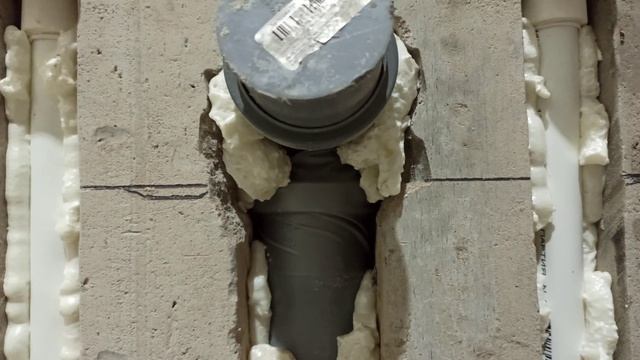 Как спрятать трубы под плитку в стену. #денремстрой смотреть онлайн