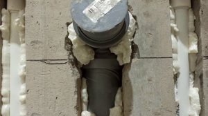 Как спрятать трубы под плитку в стену. #денремстрой