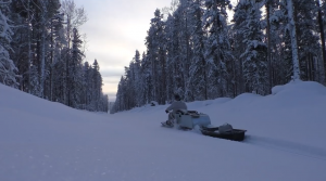 Пробиваюсь к избушке на толкаче. Получил в глаз. Поиск свежих следов.