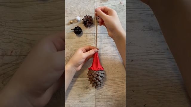 ГНОМИК ИЗ ШИШКИ Новогодние Поделки смотреть онлайн