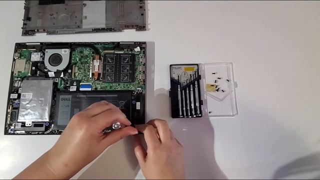 Replacing the battery for a Dell Inspiron 13 5000 Series. Part 1 смотреть онлайн