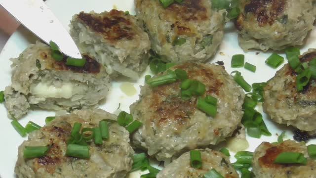 Домашние котлеты с сыром.mp4