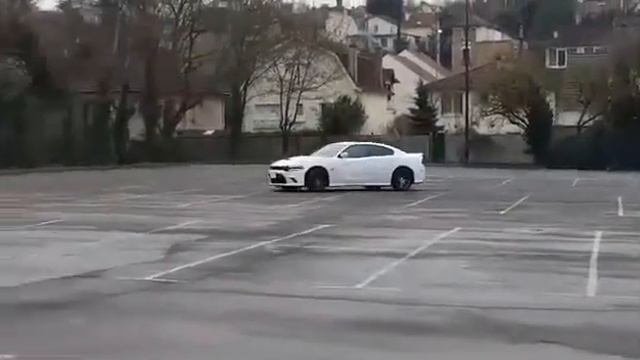 Burnout - Donut - Dodge Charger SRT 392 2015 view from outside смотреть онлайн