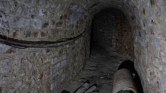 Мужик 20 лет рыл под своим домом метро! смотреть онлайн