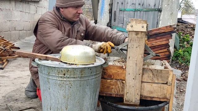 Перетопка очень старых и черных рамок. Самодельный воскопресс в работе. смотреть онлайн