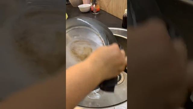 Паста Мистик и салфетка для посуды: моем сковородку смотреть онлайн