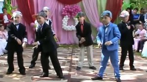 Ну, очень крутой танец мальчиков на выпускном в детском саду