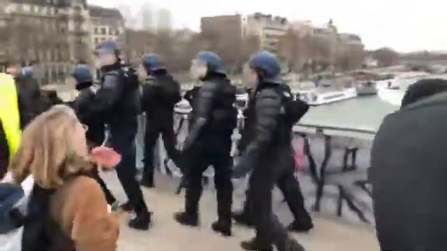 В Париже прошли стычки полицейских и "Желтых жилетов" смотреть онлайн