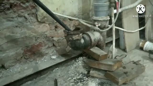 Расчеканить чугунный раструб залитый свинцом? Можно и сабельной пилой. смотреть онлайн