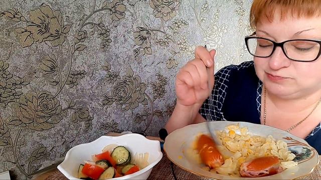 пожрем/Мукбанг макароны с сыром ,сардельки и салат/обжор и разговоры на камеру