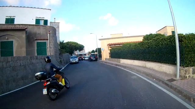 Италия, остров Искья! Поездка на мопедах часть 2! смотреть онлайн