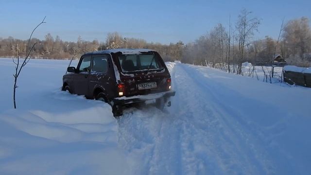 Лада 4х4 Нива, Lada 4x4 в снегу на Каме И-511 смотреть онлайн