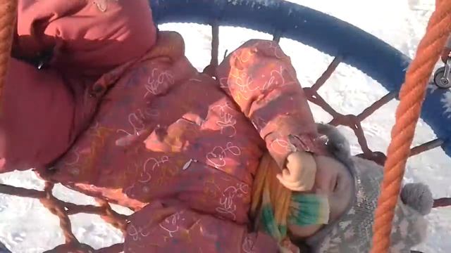 ВАЛЯ ГУЛЯЕТ НА ДЕТСКОЙ ПЛОЩАДКЕ. смотреть онлайн