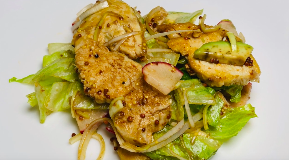 Салат с авокадо и курицей