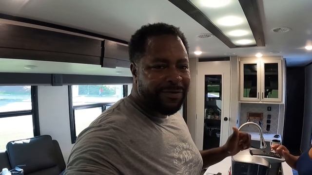 Bluetti AC200P Power Station Review/ A Power Bank That Can Run an RV. #Bluetti #Inverter смотреть онлайн