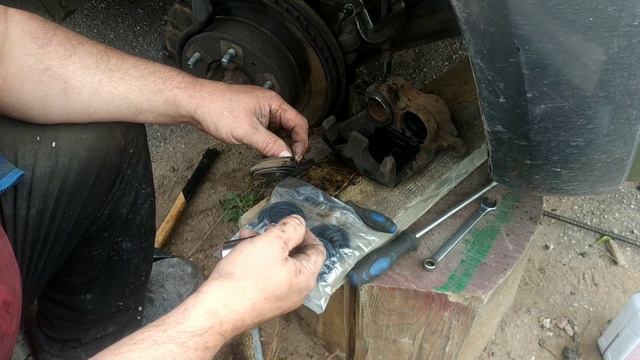 Замена пыльника поршня тормозного суппорта смотреть онлайн