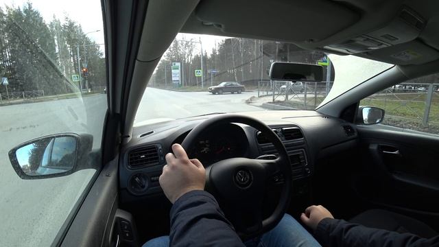 Почти безмолвная езда за рулем VW Polo 2019, обзор и поездка по городу. Разгон до 100 смотреть онлайн