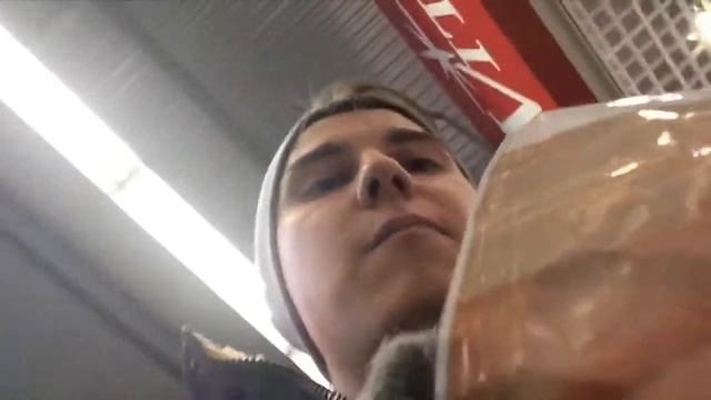 Как бесплатно поесть Взял чипсы с прилавка и прошёл через кассу не оплатив его ? смотреть онлайн