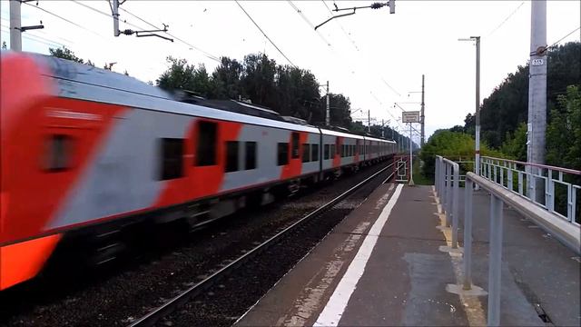 Электропоезд ЭС2ГП-002 "Ласточка" проезжает платформу Вохна смотреть онлайн